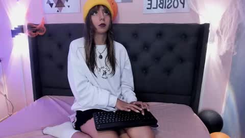 ophelune online show from October 22, 2025, 1:22 pm