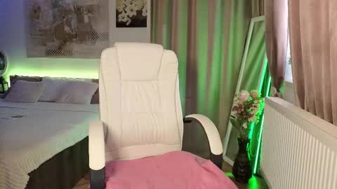 Eve Voss online show from December 3, 2025, 9:51 am