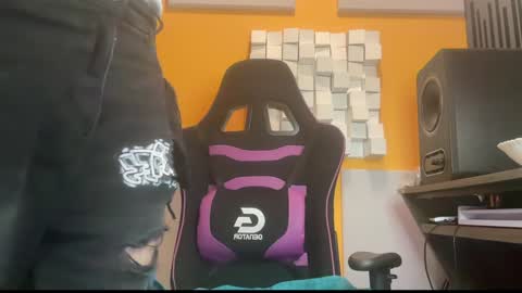 Snapshot of oscarsavage chatting on February 3, 2025, 9:41 am Oscar Steel Savage online show from February 3, 2025, 9:41 am