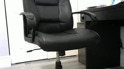 Ossi online show from December 2, 2025, 6:36 pm