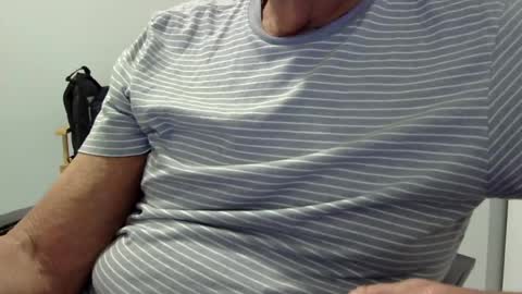 Snapshot of ossibottom chatting on July 7, 2026, 9:52 pm Ossi online show from July 7, 2026, 9:52 pm