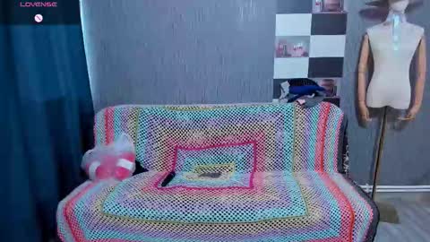 Ella online show from November 3, 2025, 7:42 am