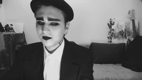 In bio online show from September 29, 2025, 2:27 am