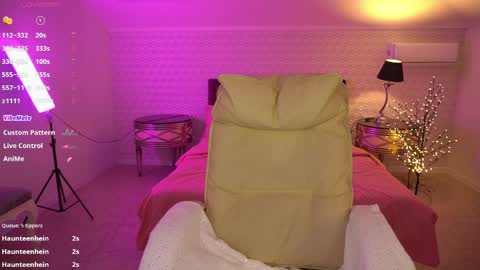 Lia online show from April 1, 2026, 1:41 pm