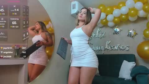 paolarey_ online show from February 5, 2025, 7:53 pm