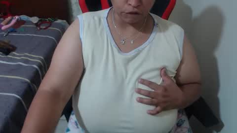 Snapshot of pareja_explosivasexx chatting on May 12, 2026, 5:37 am Luna online show from May 12, 2026, 5:37 am