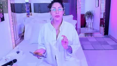 Mia online show from March 9, 2025, 3:32 am