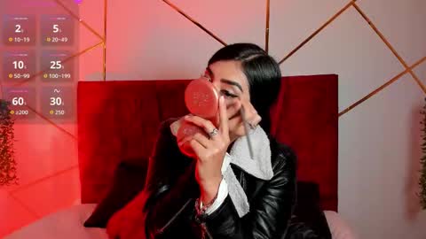 paris_evans_01 online show from November 24, 2025, 12:49 pm