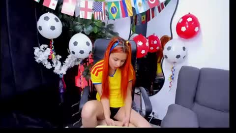 Snapshot of paris_petit chatting on June 18, 2026, 12:33 am paris petit online show from June 18, 2026, 12:33 am