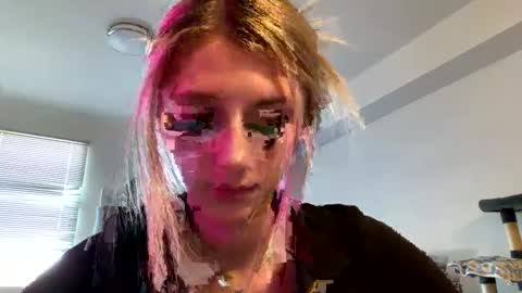 parisbaby2000 online show from March 10, 2025, 7:40 pm