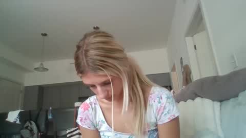 parisbaby2000 online show from September 18, 2025, 3:58 pm