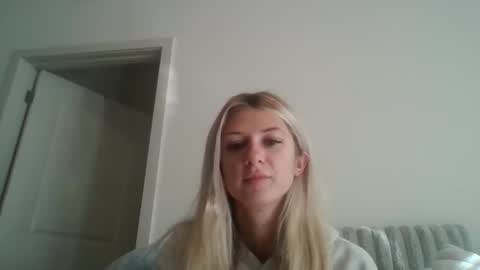 parisbaby2000 online show from November 4, 2025, 2:27 pm