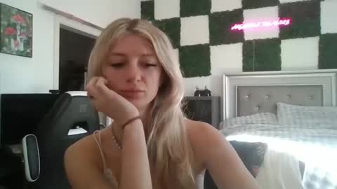 parisbaby2000 online show from March 10, 2026, 2:22 pm