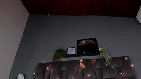 PARIS online show from February 12, 2026, 7:53 pm