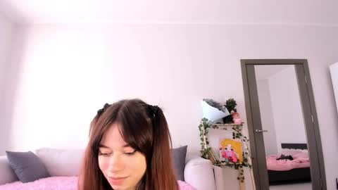 Bella online show from October 22, 2025, 3:07 am