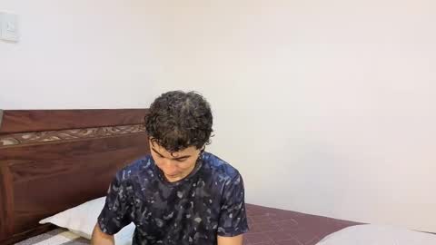 patri_ck_villa online show from December 16, 2025, 2:22 pm