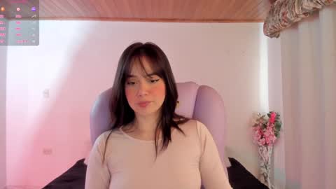 Snapshot of pau_cute chatting on January 3, 2025, 3:33 pm Sofa online show from January 3, 2025, 3:33 pm