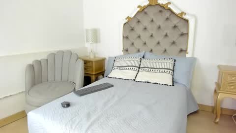 paulina lux online show from March 14, 2026, 2:11 pm