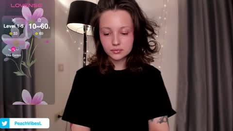 Snapshot of peachvibes chatting on December 23, 2024, 12:25 am Lili online show from December 23, 2024, 12:25 am