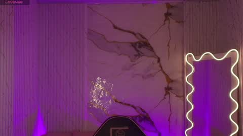 peachy_tay online show from April 15, 2026, 12:01 pm