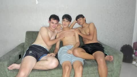 Snapshot of pelusos_mens chatting on May 5, 2026, 7:44 pm CAIN-19 ALLEN-18 RONALD-18 AUSTIN-18 MOD DANTE online show from May 5, 2026, 7:44 pm