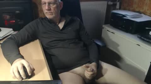 Pemue65 online show from November 19, 2025, 7:52 am