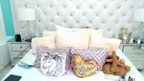 Penelope Laurent online show from December 18, 2025, 12:22 pm