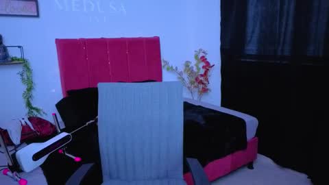 pequitasmedusa9 online show from October 7, 2025, 7:55 pm