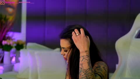 Dee online show from November 20, 2025, 3:45 pm