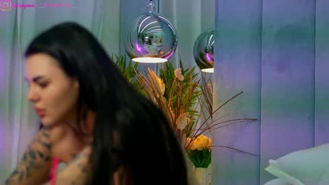 Dee online show from April 8, 2026, 9:04 pm