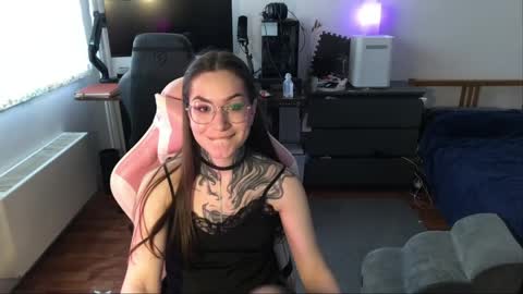 Snapshot of petal_dust_ chatting on April 3, 2026, 1:09 pm petal_dust_ online show from April 3, 2026, 1:09 pm