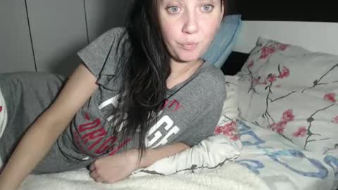 Snapshot of petite_danielle chatting on October 18, 2025, 5:10 am petite_danielle online show from October 18, 2025, 5:10 am