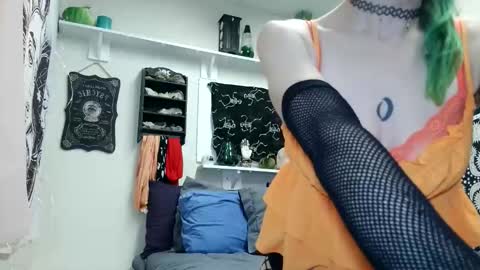 Snapshot of petite_emeri chatting on October 31, 2025, 5:19 am Emeri online show from October 31, 2025, 5:19 am