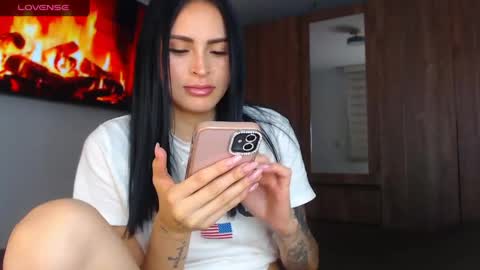 Snapshot of petite_linda chatting on June 5, 2026, 1:56 am Linda online show from June 5, 2026, 1:56 am