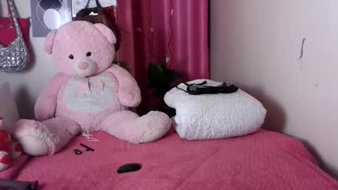 petite_princes online show from April 6, 2026, 8:21 pm