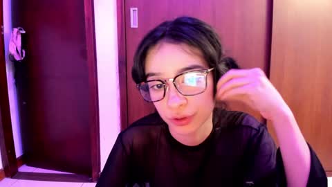 Snapshot of petitee_lunna chatting on February 2, 2025, 5:21 am Lunna online show from February 2, 2025, 5:21 am
