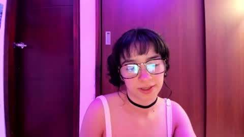 Snapshot of petitee_lunna chatting on March 1, 2025, 1:53 am Lunna online show from March 1, 2025, 1:53 am