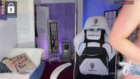 Snapshot of petitejewel chatting on September 27, 2025, 10:20 am Jules online show from September 27, 2025, 10:20 am