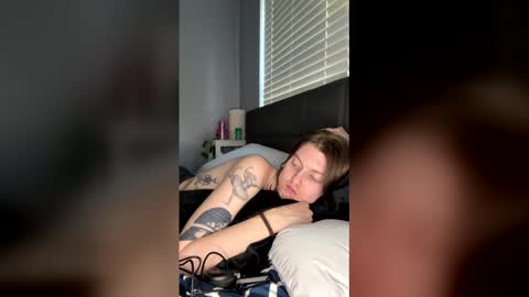 Snapshot of petiteratt chatting on May 27, 2026, 11:35 pm I am very new and dont know what im doing lol online show from May 27, 2026, 11:35 pm