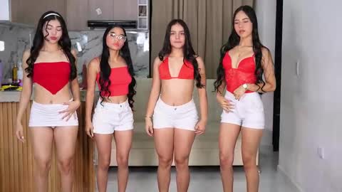 Snapshot of petites_perles chatting on October 16, 2025, 1:56 pm Sara Emma and Nahomy online show from October 16, 2025, 1:56 pm