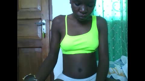 petitesweetchiq online show from November 20, 2025, 8:25 am