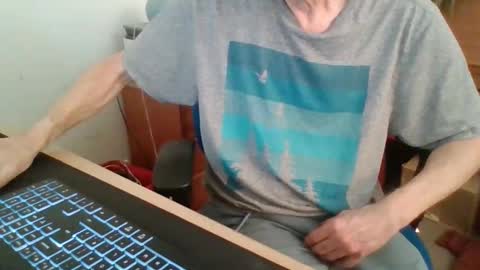 Snapshot of petitwilly chatting on February 17, 2026, 9:39 am petitwilly online show from February 17, 2026, 9:39 am