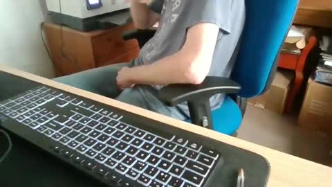 Snapshot of petitwilly chatting on March 16, 2026, 9:13 am petitwilly online show from March 16, 2026, 9:13 am