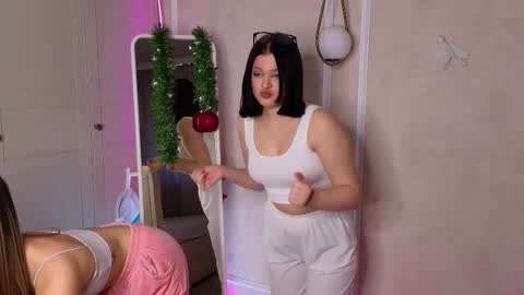 Snapshot of phyllisheart chatting on December 21, 2024, 7:56 am Lora black and Lili blonde welcome you here online show from December 21, 2024, 7:56 am