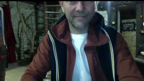 Snapshot of pierrohhh chatting on April 18, 2026, 7:29 pm pierrohhh online show from April 18, 2026, 7:29 pm