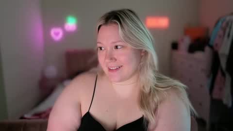 Snapshot of piggyrose chatting on November 2, 2025, 7:05 pm Piggy Rose online show from November 2, 2025, 7:05 pm