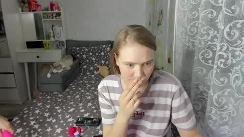 Adele and Elli online show from March 25, 2026, 4:46 pm