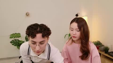 Snapshot of pinktwinss chatting on March 22, 2026, 9:51 pm Li long hair and Rude short hair online show from March 22, 2026, 9:51 pm
