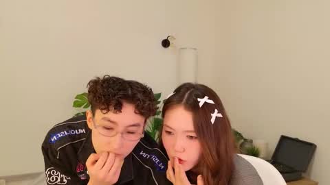 Snapshot of pinktwinss chatting on March 26, 2026, 8:47 pm Li long hair and Rude short hair online show from March 26, 2026, 8:47 pm