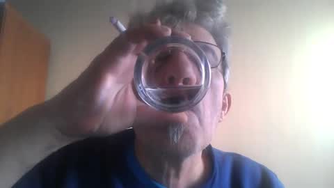 Snapshot of pipi2704 chatting on December 22, 2024, 11:22 am pipi2704 online show from December 22, 2024, 11:22 am